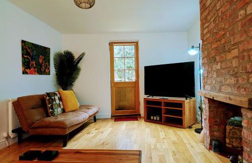 Detached House with Gated Parking in Whalley Range, Near Manchester City Centre - Foto 6