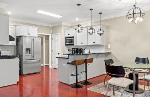 Private Fenced Yard • Sleeps 10 • Mins to Malls - Foto 11