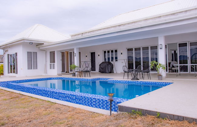 Lake Side Deluxe Villa - Photo 1