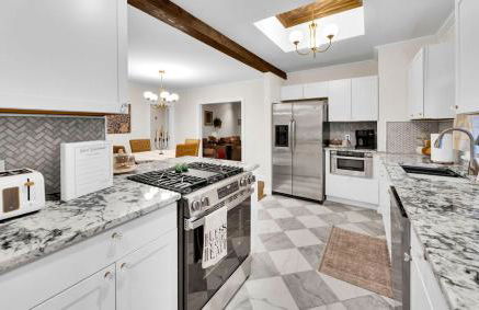 Romantic escape, hot tub, fireplace, massage room! - Foto 22