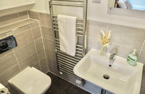 Modern & Stylish 3 Bedoom Home in Taunton - Photo 27