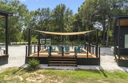 Tranquil Tiny Home Resort with Heated Pool & Goats near Houston, Hempstead Texas - Foto 32