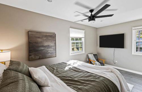 New Renovated 5BD Home with Hot Tub Sauna & Game Rm - Foto 51