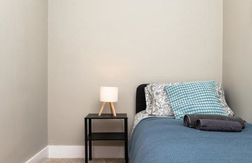 2 Bedroom Flat - Free Parking - by Holiday Homes - Foto 9