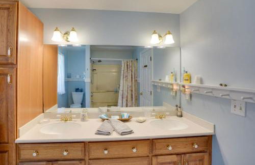 Cozy Pittsfield Gem with Deck, Gazebo and Fireplace - Foto 23