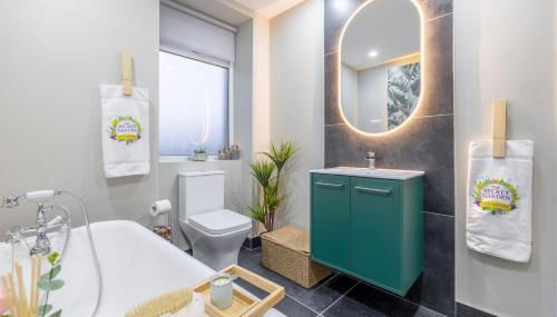 The Secret Garden, Donaghadee - The Hideaway - Stylish 5-Beds, and Lavish 3-Bedrooms - Guests 7 - Super Fast Speed Wi-FI - Foto 5, towels, Shower