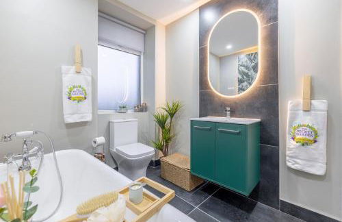 The Secret Garden, Donaghadee - The Hideaway - Stylish 5-Beds, and Lavish 3-Bedrooms - Guests 7 - Super Fast Speed Wi-FI - Foto 5