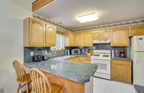 Private Hot Tub Lakefront Poconos Home! - Foto 7