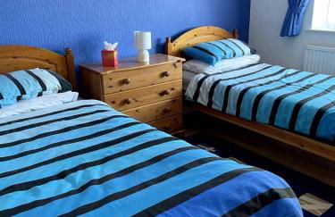 Quiet Secluded two Bedroom Bungalow With Parking - Photo 41