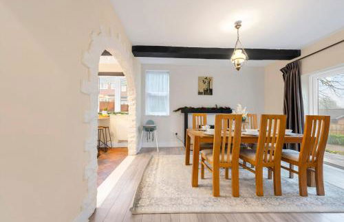 Spacious 6-Bed with Pool Table Desks in every room - Foto 9