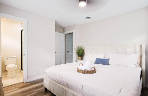 Luxury 4BR Retreat 10 Mins to Downtown & Lake - Photo 22