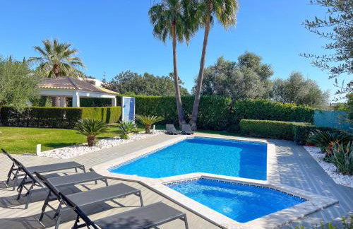 Beautiful 4-Bedroom Villa with Garden and Pool - Foto 2