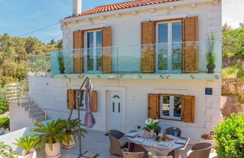 Uniquely designed Villa Ivana with outdoor Jacuzzi nearby the pebble Banje beach at the Island of Solta - Photo 13