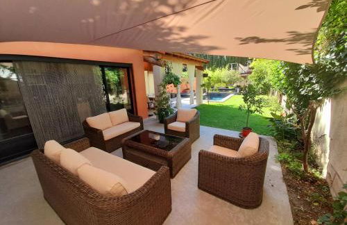 MAS DE VILLE AVEC PISCINE DANS SON COCON DE VERDURE - ESPRIT INDUSTRIEL - Foto 5