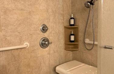 Walk to K-State, Sleeps 12, Pool Table, Hot Tub - Foto 37