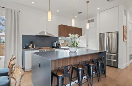 Brand New Low-Allergen Retreat with Hot Tub - Foto 4