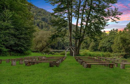 Spacious Villa Rental with a Pool for a Large Group near Catskill Mountains, New York - Photo 54