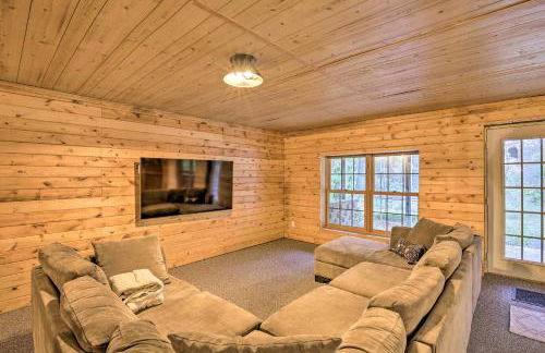 Splendid Family Cabin with Hot Tub and Grill! - Foto 17