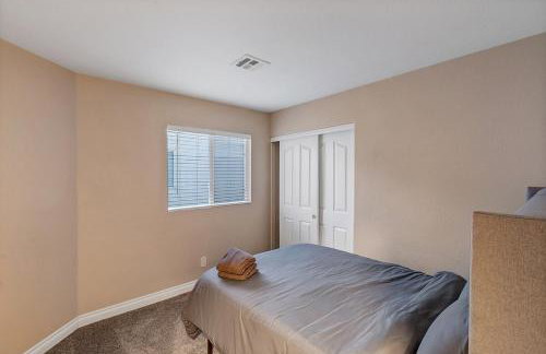 24hr Host - New Renovated 4 bedroom home U026 - Photo 23