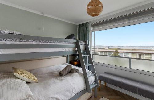 Seaside Rendezvous - Sleeps 7, Sea Views & Parking - Foto 29