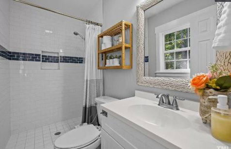 Stylish 4BR Getaway with Game Room, Grills & Cozy Outdoor Fire-Pit - Foto 24