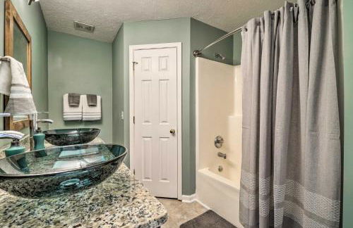 Suburban Getaway with Game Room, 19 Mi to Nashville! - Foto 16