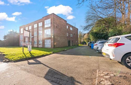 Luxury 2 Bedroom Apartment with Free Parking Opposite Queen Elizabeth Hospital - Photo 6