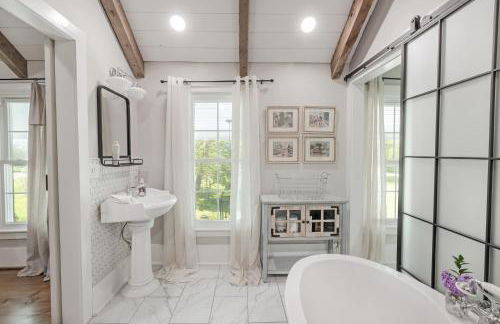 Historic Farmhouse -Modern Amenities -1800s Charm - Foto 20