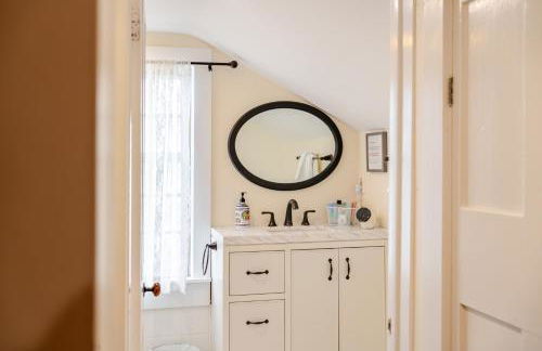 The School House Cottage, Historic 1BR Mystic River Stay Near Seaport - Foto 13