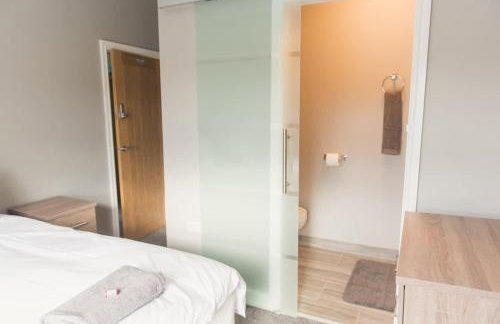 LYNNTON HOUSE Stunning 6 bed Town Centre House ALL with En-Suites Prime Location Tamworth - Foto 27