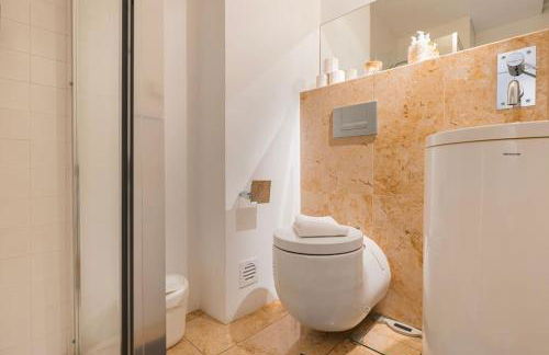 Unique Riverview Apartment - Photo 24