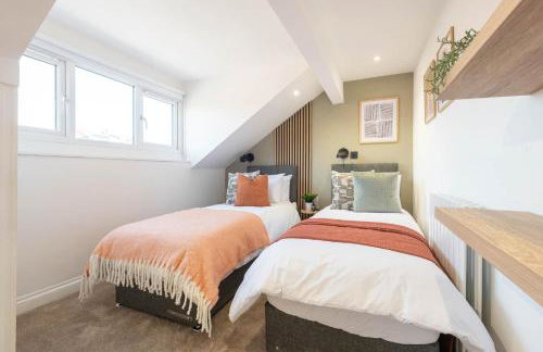 Stylish 2 Bedroom Flat Near Leeds Centre with Free Parking, Ideal for Contractors & Long Stays - NordStay - Foto 3