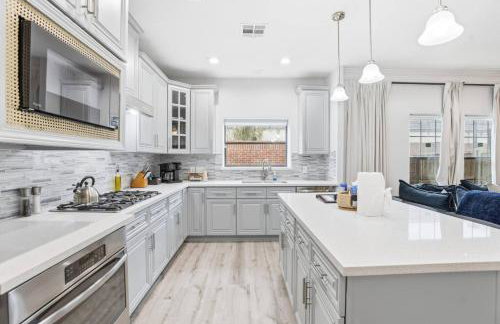 O18B Spacious 3BR Home Sleeps 10 With 2 Living Areas - Foto 17