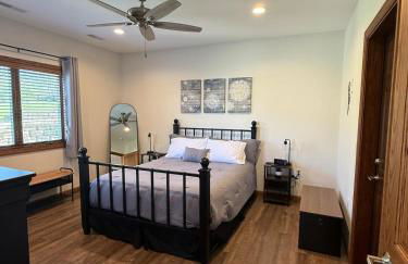 Pet Friendly Fully Furnished 1-Bedroom Oasis - Foto 27