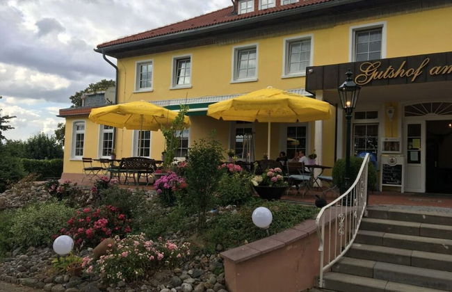 Courtyard View - Manor by the Lake - Photo 29