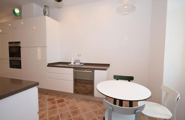 Elegant Loule Mansion With Pool - Photo 9