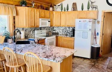 Adventure Awaits 3King Bed,2Bath Log Cabin in heart of Duck Creek Village! - Foto 11