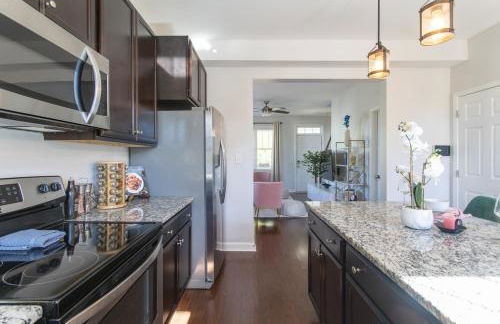 Fam-Biz Friendly 3BD with Fire pit & BBQ - Downtown - Foto 5