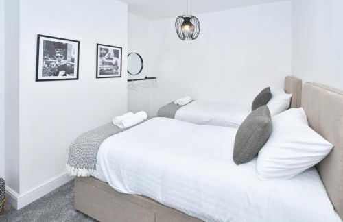 Elm House by YourStays - Lovely home in Cheshire, quiet residential street - Photo 44