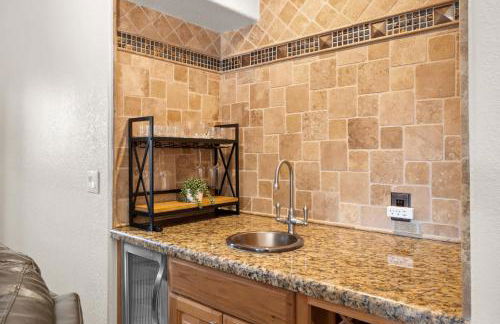 Champions Oasis Home - Near the Stadui2007m withPool & Grill - Photo 16