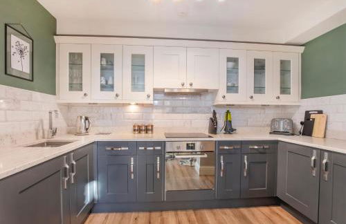 8 Blue Bridge- Elegant and Luxurious 1 Bedroom Apt- Free Parking - Photo 2