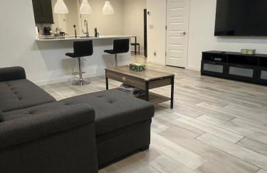 Modern Desert Home-Great for families & groups, near golf, hiking, and city fun, Private in-law suite with own entrance also available separately - Foto 32