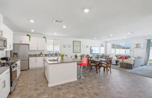 Entire Private Home with 4 Bedrooms 2 Bathrooms, Mountain Edge, New House, Ranch, Gated Yard, Available Now - Foto 21