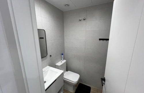A top-floor modern apartment Located 100 meters from the beach - Foto 12