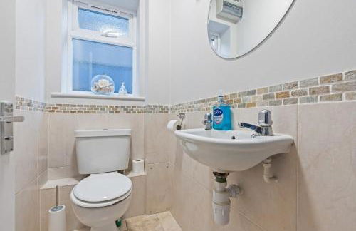 Large 4 Bedroom House Bricket Wood, Van & Car Parking, Sleeps 8 - Foto 10