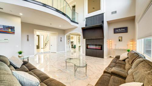 Expansive Riverside Mansion! Luxe, Family Friendly - Foto 5