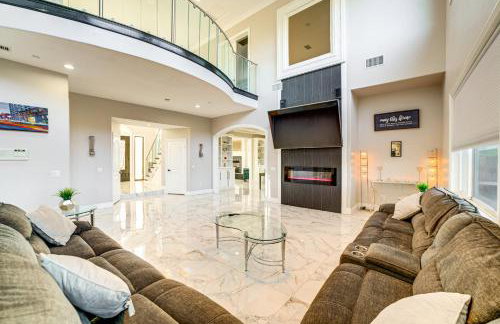 Expansive Riverside Mansion! Luxe, Family Friendly - Foto 5