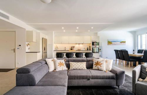 Newly Built Apartment with Pool, Walk to the Beach - Foto 43