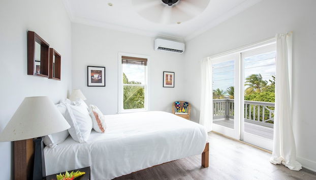 Pink Sand Paradise: Cozy Beachfront Cottage - Foto 3, Habitación