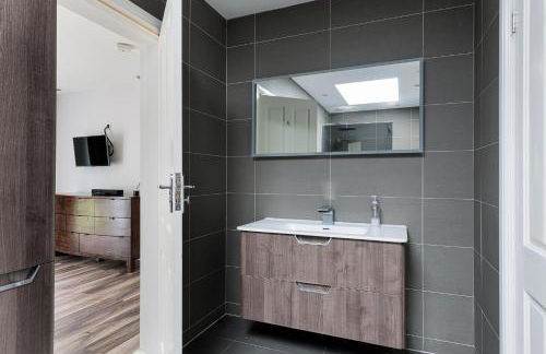 Mereside House Private Pool Retreat - Photo 22